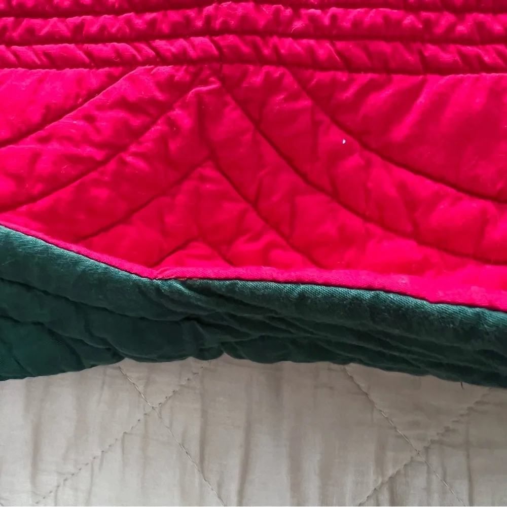 Reversible Scalloped Quilt – 52” x 52” – Emerald Green & Red